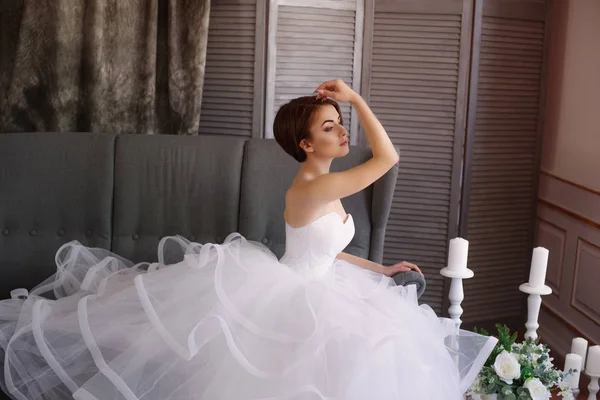 Красивая Молодая Невеста Белом Платье Красивыми Украшениями Студии — стоковое фото