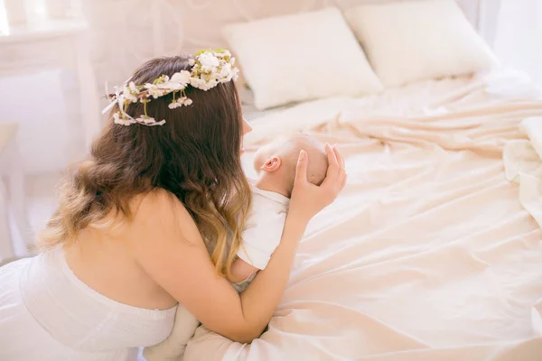 Joven Mamá Linda Una Corona Flores Cerezo Vestido Blanco Sosteniendo —  Fotos de Stock