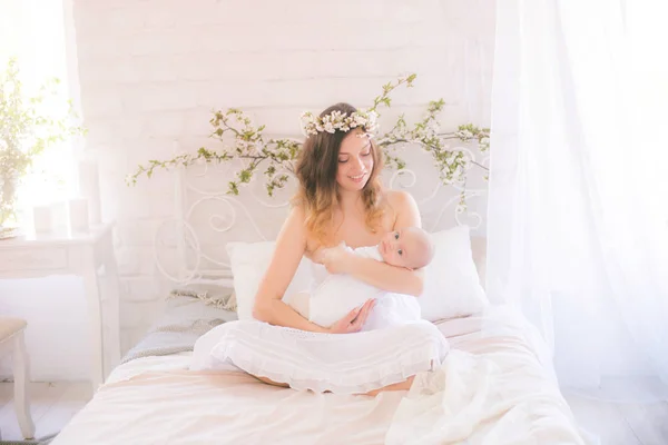 Jovem Mãe Bonito Uma Grinalda Flores Cereja Vestido Branco Segurando — Fotografia de Stock