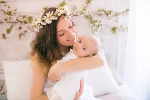 Ung Söt Mamma Krans Körsbär Blommor Vit Klänning Hålla Ett — Stockfoto