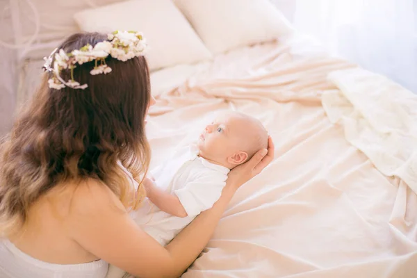 Молода Мила Мама Вінку Вишневого Квітучого Білій Сукні Тримає Дитину — стокове фото