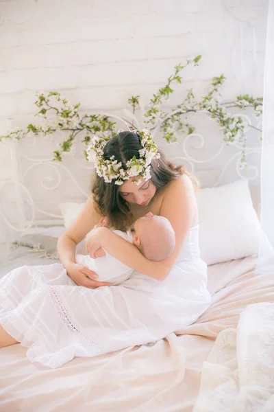 Mladá Roztomilá Maminka Věnec Třešňových Květů Bílých Šatech Drží Dítě — Stock fotografie