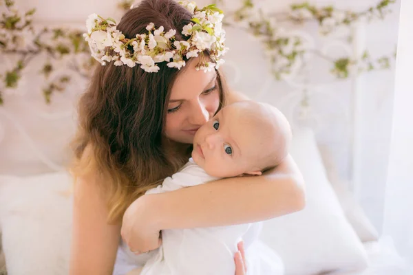 Jovem Mãe Bonito Uma Grinalda Flores Cereja Vestido Branco Segurando — Fotografia de Stock