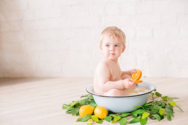 Taze meyve ile antika süt banyosunda bebek çocuk yakın - Resim