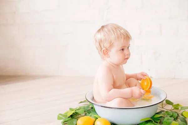 신선한 과일과 골동품 목욕에서 소년의 이미지 — 스톡 사진