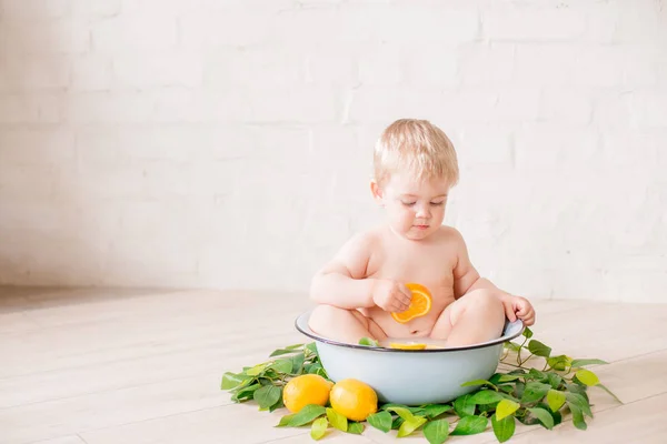 신선한 과일과 골동품 목욕에서 소년의 이미지 — 스톡 사진