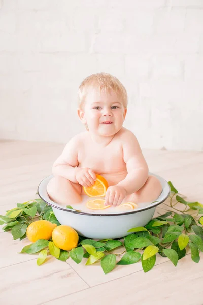 Nahaufnahme Eines Kleinen Jungen Einem Antiken Milchbad Mit Frischen Früchten — Stockfoto