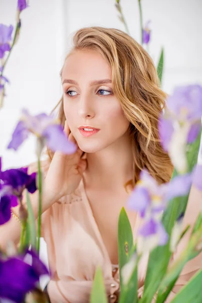 Menina Bonita Com Maquiagem Moderna Com Cabelo Loiro Com Flores — Fotografia de Stock