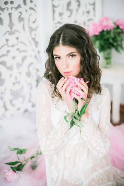 Gadis Muda Yang Cantik Dengan Gaun Renda Putih Dengan Bunga — Stok Foto