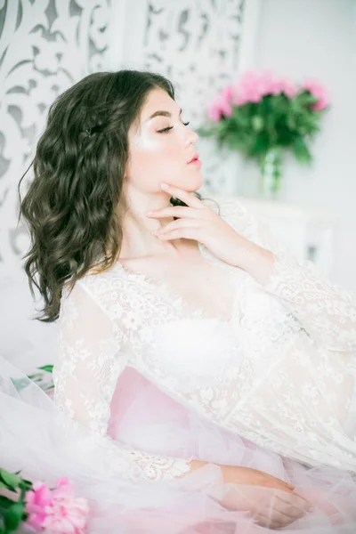Parlak Bir Stüdyoda Şakayık Çiçekleri Ile Beyaz Dantel Elbise Güzel — Stok fotoğraf