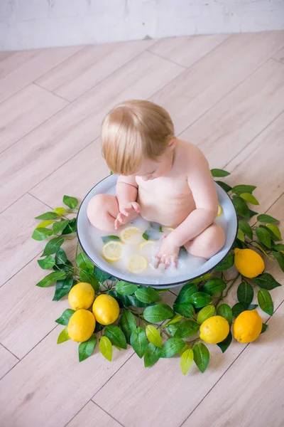 신선한 과일과 골동품 목욕에서 소년의 — 스톡 사진