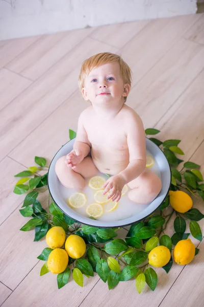 Taze Meyve Ile Antika Süt Banyosunda Bebek Çocuk Yakın Resim — Stok fotoğraf