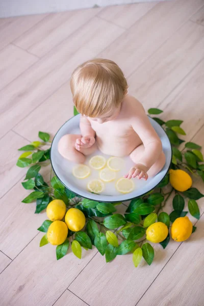 Κοντινό Κομμάτι Του Μωρού Ένα Μπάνιο Αντίκα Φρέσκα Φρούτα — Φωτογραφία Αρχείου