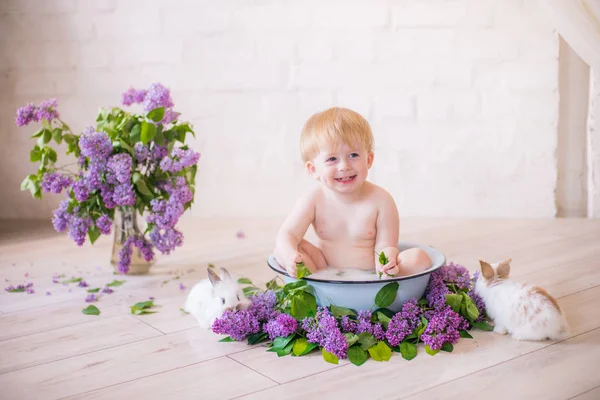 Κοντά Στο Μωρό Αγόρι Ένα Λουτρό Εκλεκτής Ποιότητας Γάλα Πασχαλιά — Φωτογραφία Αρχείου
