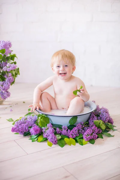 Close Van Baby Jongen Een Antiek Melkbad Met Lila Bloemen — Stockfoto