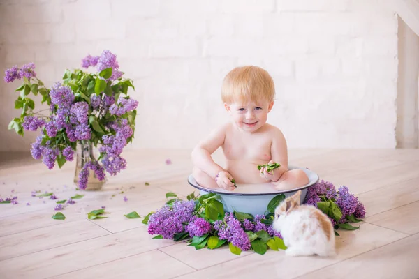 Κοντινό Κομμάτι Του Μωρού Ένα Λουτρό Γάλακτος Αντίκα Πασχαλιά Λουλούδια — Φωτογραφία Αρχείου