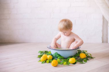 Taze meyve ile antika süt banyosunda bebek erkek yakın