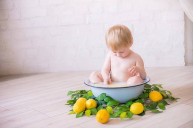 Taze meyve ile antika süt banyosunda bebek erkek yakın