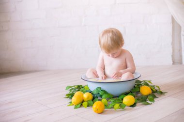 Taze meyve ile antika süt banyosunda bebek erkek yakın