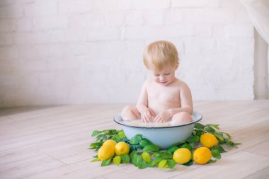 Taze meyve ile antika süt banyosunda bebek erkek yakın