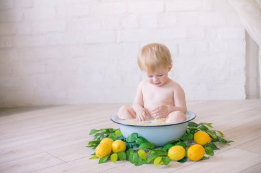 Taze meyve ile antika süt banyosunda bebek erkek yakın