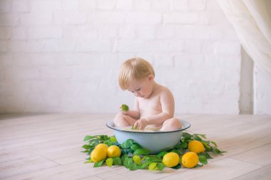 Taze meyve ile antika süt banyosunda bebek erkek yakın