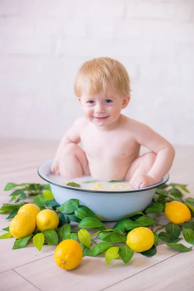 Primo Piano Del Bambino Antico Bagno Latte Con Frutta Fresca — Foto Stock