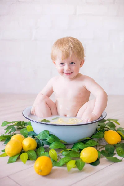 Primo Piano Del Bambino Antico Bagno Latte Con Frutta Fresca — Foto Stock