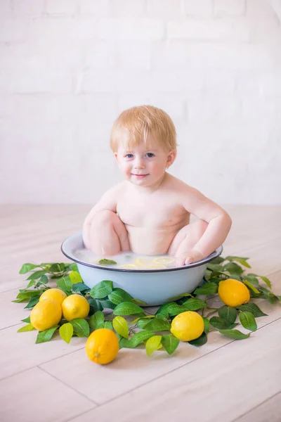 Primo Piano Del Bambino Antico Bagno Latte Con Frutta Fresca — Foto Stock