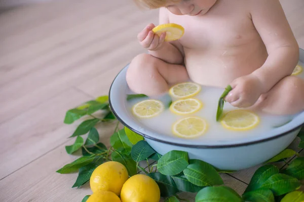 Närbild Baby Boy Antik Mjölk Bad Med Färsk Frukt — Stockfoto