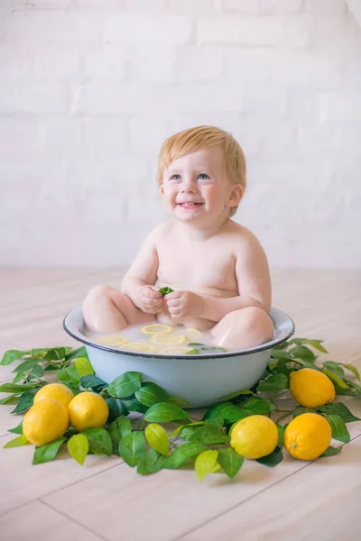 신선한 과일과 골동품 목욕에서 소년의 — 스톡 사진