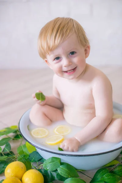 Primo Piano Del Bambino Antico Bagno Latte Con Frutta Fresca — Foto Stock