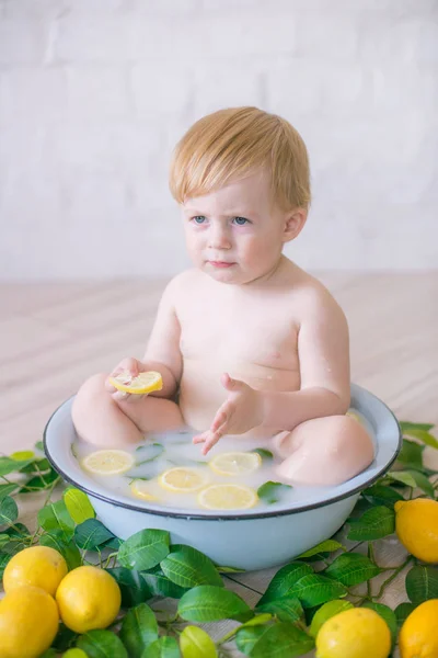 Primo Piano Del Bambino Antico Bagno Latte Con Frutta Fresca — Foto Stock