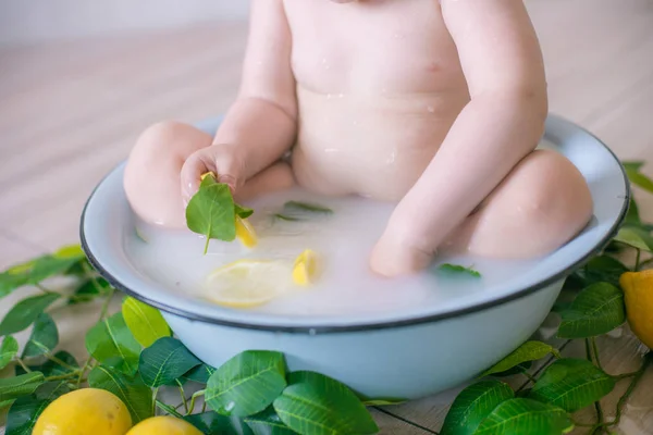 Närbild Baby Boy Antik Mjölk Bad Med Färsk Frukt — Stockfoto