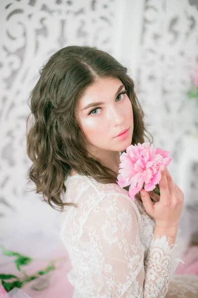 Hermosa Joven Vestido Encaje Blanco Con Flores Peonía Estudio Brillante —  Fotos de Stock
