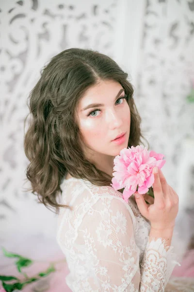 Hermosa Joven Vestido Encaje Blanco Con Flores Peonía Estudio Brillante —  Fotos de Stock