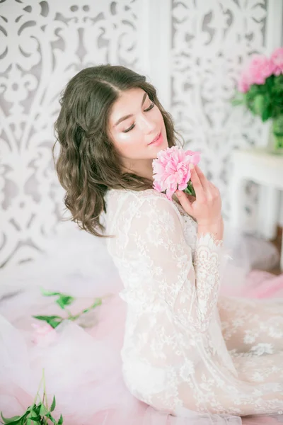 Mooi Jong Meisje Een Witte Lace Dress Met Peony Bloemen — Stockfoto