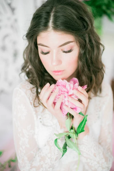 Hermosa Joven Vestido Encaje Blanco Con Flores Peonía Estudio Brillante —  Fotos de Stock