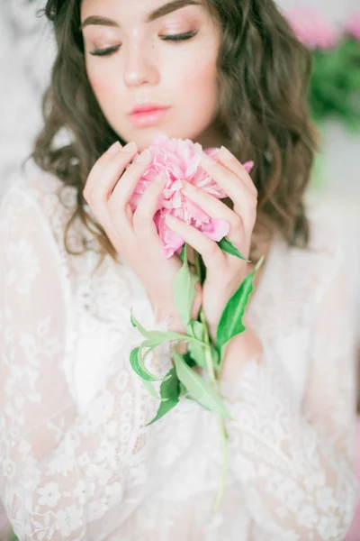 Hermosa Joven Vestido Encaje Blanco Con Flores Peonía Estudio Brillante —  Fotos de Stock