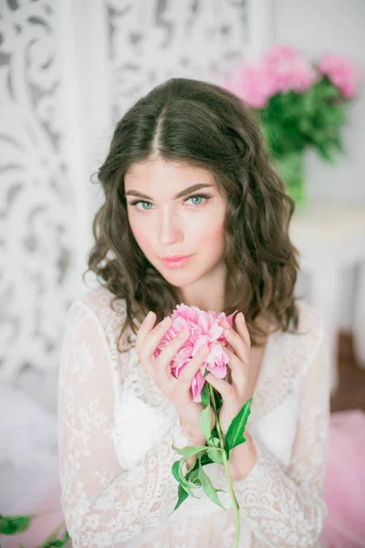 Piękna Młoda Dziewczyna Białej Sukni Koronki Piwonii Kwiatów Jasnym Studiu — Zdjęcie stockowe