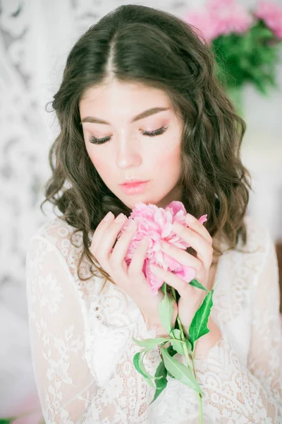 Vacker Ung Flicka Vit Spetsklänning Med Pion Blommor Ljus Studio — Stockfoto