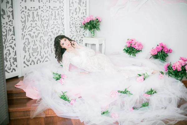 Mooi Jong Meisje Een Witte Lace Dress Met Peony Bloemen — Stockfoto