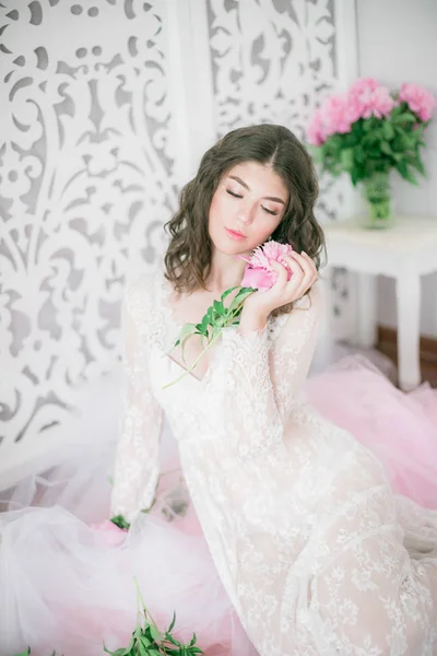 Menina Bonita Vestido Renda Branco Com Flores Peônia Estúdio Brilhante — Fotografia de Stock