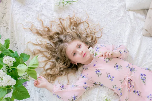 Cute Little Girl Blond Włosy Pięknej Sukni Studiu Wiosna Liliowe — Zdjęcie stockowe
