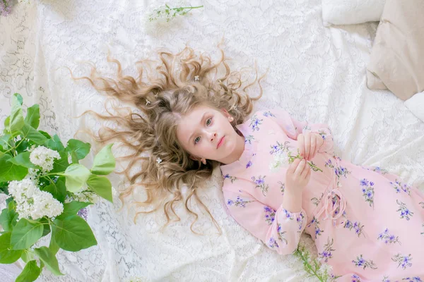 Menina Bonito Com Cabelo Loiro Vestido Bonito Estúdio Primavera Com — Fotografia de Stock