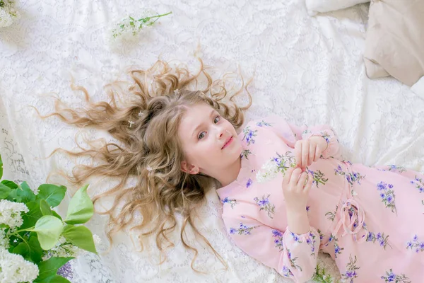 Schattig Klein Meisje Met Blond Haar Een Mooie Jurk Een — Stockfoto