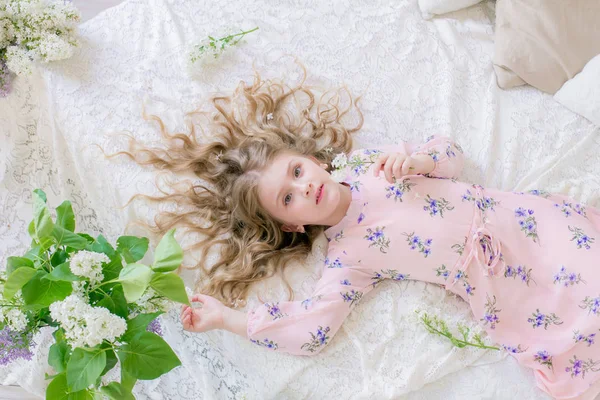 Cute Little Girl Blond Włosy Pięknej Sukni Studiu Wiosna Liliowe — Zdjęcie stockowe