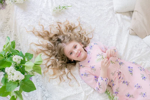 Милая Маленькая Девочка Светлыми Волосами Красивом Платье Весенней Студии Цветами — стоковое фото