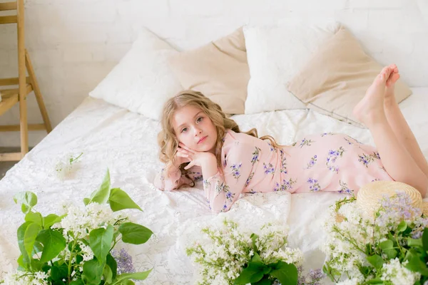 Schattig Klein Meisje Met Blond Haar Een Mooie Jurk Een — Stockfoto