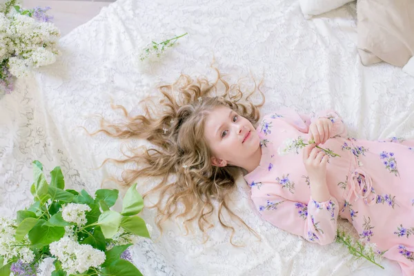 Schattig Klein Meisje Met Blond Haar Een Mooie Jurk Een — Stockfoto